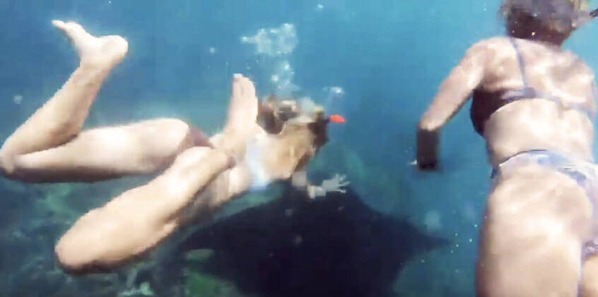 yoga teacher training students with manta ray nusa lembongan